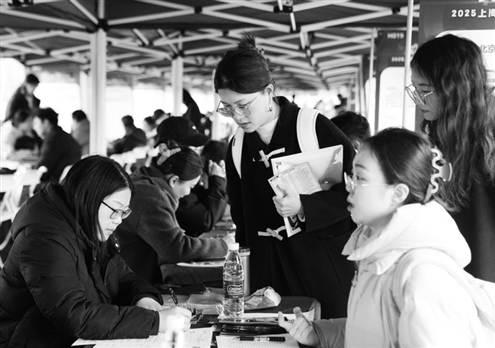 3月28日,以“‘实’现梦想‘就’等你来”为主题的2025上海高校毕业生就业实习招聘会在上海工程技术大学举行 新华社发
